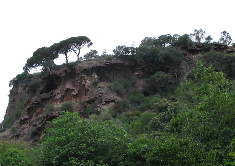 File:Peña de Arias Montano - Antiguo edificio tobáceo.jpg