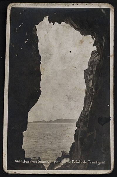 File:Perros-Guirec - Grotte de la pointe de Trestrignel - AD22 - 16FI2985.jpg