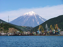Petropavlovsk-Kamtjatskij med Korjakskaja Sopka i bakgrunden.