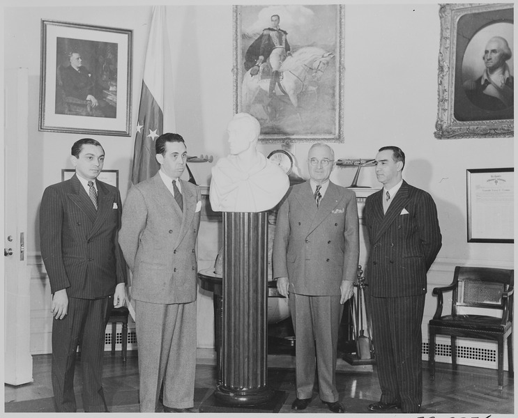 File:Photograph of President Truman receiving a marble bust of Simon Bolivar from a Venezuelan delegation in the Oval... - NARA - 199531.tif