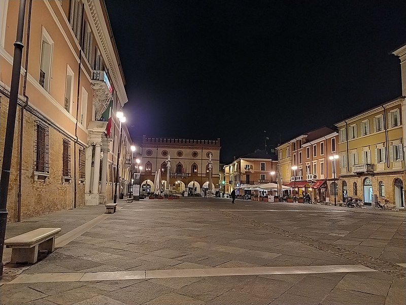 File:Piazza del Popolo Ravenna notturna 1.jpg