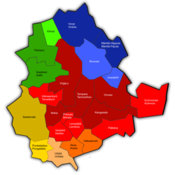 Una mappa della regione di Pirkanmaa.  I comuni di colore rosso rappresentano la sottoregione di Tampere, il colore arancione il Pirkanmaa meridionale, il giallo il Pirkanmaa sudoccidentale, il verde il Pirkanmaa nordoccidentale e il blu il Pirkanmaa superiore.