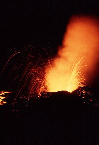 File:Piton de la Fournaise 1981 eruption.JPG