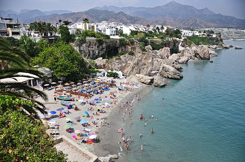 File:Playa de Calahonda, Nerja.jpg