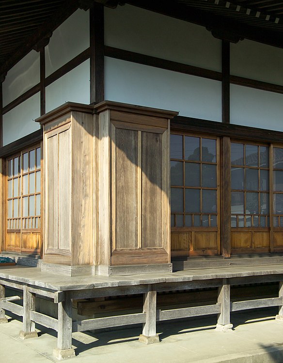 The corner of this temple has two to-bukuro cupboards, which the doors can slide into without having to be lifted and carried away.