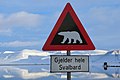 Auf der norwegischen Insel Spitzbergen warnt dieses Schild die Autofahrer vor Eisbären.