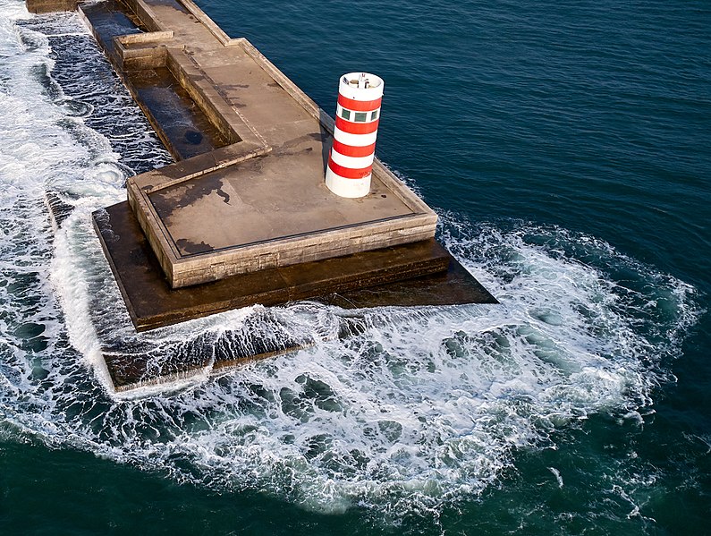 File:Porto Lighthouse (37008853761) (cropped).jpg