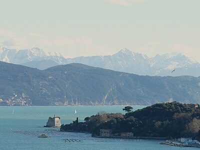 Von Porto Venere her gesehen (links ist Tellaro). Im Hintergrund: Apuanische Alpen (Alpi Apuane) und die den hohen Bergen vorgelagerte Halbinsel mit der Küste bei Tellaro in Bildmitte. Foreground: Isola Palmaria.