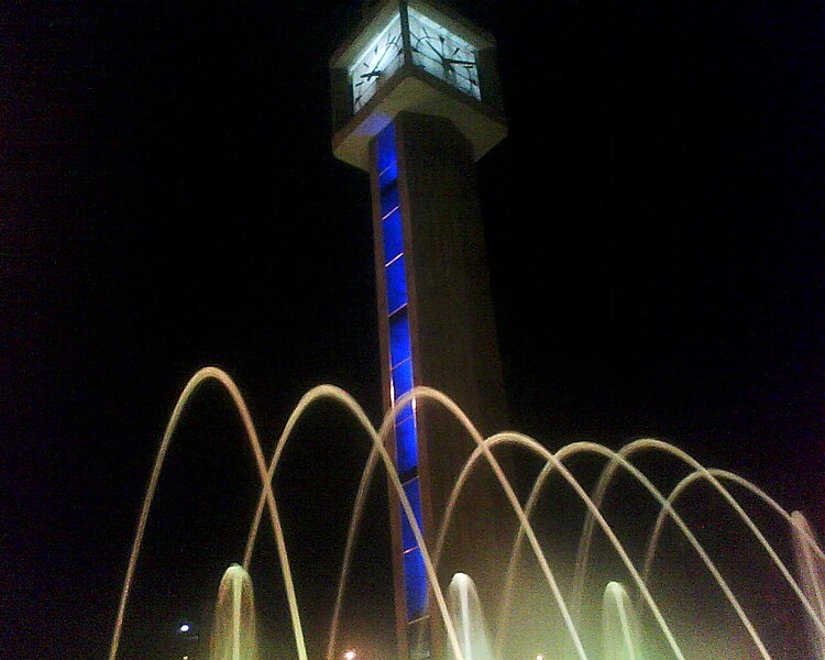 File:Praça do Relógio à noite.jpg