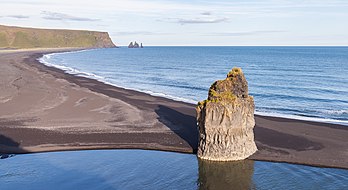 Roca marinha de basalto em uma praia de lava negra próximo a aldeia de Vík í Mýrdal, região de Suðurland, Islândia. As três rocas de basalto vistas ao fundo são as Reynisdrangar. (definição 5 015 × 2 738)