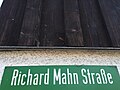 Straßenschild an der Richard-Mahn-Straße (Schreibweise entspricht nicht der vom Duden empfohlenen Schreibweise).