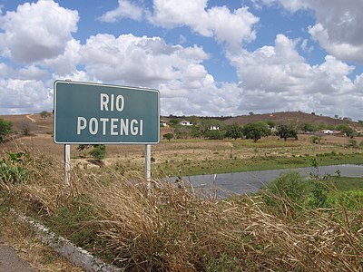 Le rio Potenji, à la hauteur de la route fédérale BR-304[b].