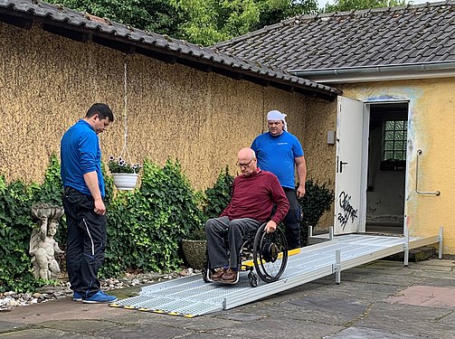 Test einer frisch montierten Rollstuhlrampe in Overath (NRW). Griff neben der Tür = zweckentfremdete Badarmatur.