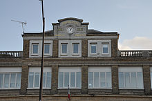 Vue du fronton de l'hôpital Stell, portant le nom d'Edward Tuck.