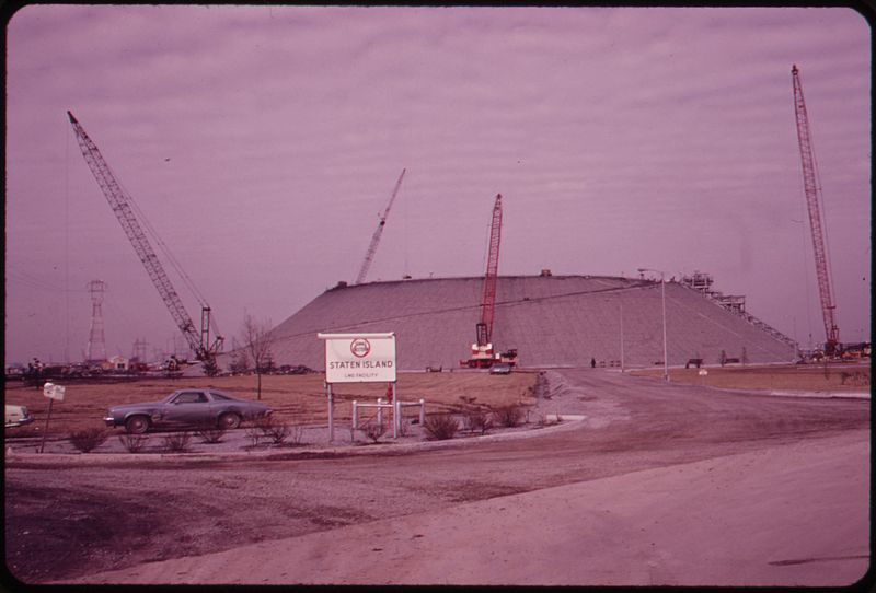 File:STATEN ISLAND IS THE SITE OF THE WORLD'S LARGEST LIQUEFIED GAS STORAGE TANK. THE TANK, A PROPERTY OF THE TEXAS... - NARA - 547933.jpg