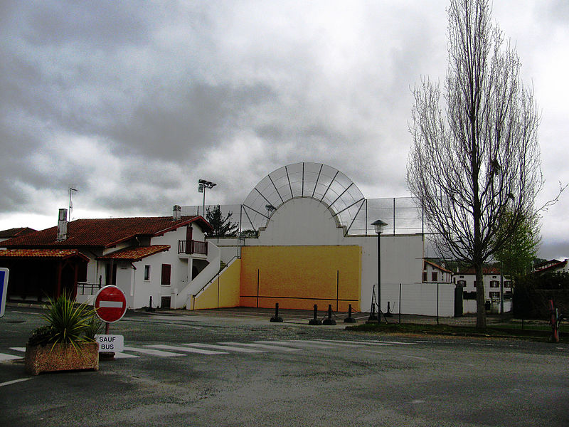 File:Saint-Pée arrière fronton.JPG