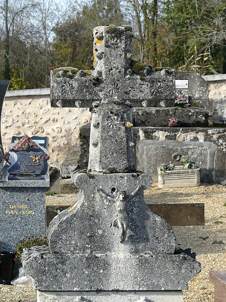 File:Saint-Séverin-d'Estissac cimetière croix (2).JPG