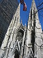 Facciata neogotica della cattedrale di San Patrizio, a New York, (1885-1888), James Renwick Jr.