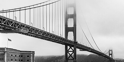Ponte Golden Gate na neblina, São Francisco, Califórnia, Estados Unidos. A Ponte Golden Gate é uma ponte suspensa que atravessa o Golden Gate, um estreito de 1,6 km que conecta a Baía de São Francisco ao Oceano Pacífico. A estrutura liga a cidade americana de São Francisco, Califórnia — a ponta norte da península de São Francisco — ao condado de Marin. Reconhecida pela Sociedade Americana de Engenheiros Civis como uma das Maravilhas do Mundo Moderno, a ponte é um dos símbolos mais reconhecidos internacionalmente de São Francisco e da Califórnia. (definição 4 097 × 2 049)