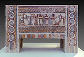 Sarcofagul din Hagia Triada; 1370-1315 î.Hr.; calcar; lungime: 1,4 m, înălțime: 0,9 m; din Mormântul Cameră 4 la Hagia Triada, aproape de Phaistos (Creta); Muzeul Arheologic din Heraklion[17]
