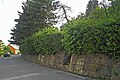 Straßenbegleitende Mauer sowie sechs Treppenaufgänge (bei Nr. 13, 27, 29, 31, 33 und 53) sowie in regelmäßigen Abständen eingelassene Granitpfeiler mit originalen Aussparungen für ehemaliges Geländer (bei Nr. 25 und 27)