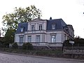 Villa mit Garten und Einfriedung