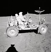 Fotografia colorida de Scott dirigindo o rover lunar.