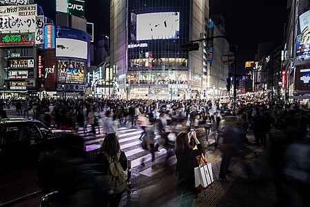 ไฟล์:Shibuya-ekimae Intersection at night 20140416.jpg