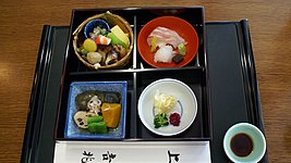 Shōkadō bentō – 松花堂弁当 – in schwarzer Lackbox