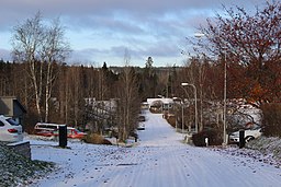 Sibirienvägen sedd söderifrån ned not kedjehusområdet som byggdes av byggnadsaktiebolaget SIAB i början av 1960-talet. Foto taget mot Norr vid Sibirienvägen 18.