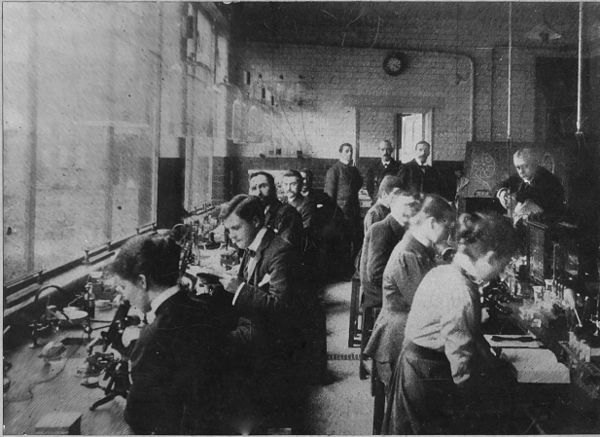 Manson teaching at the Albert Dock Seamen's Hospital 1901