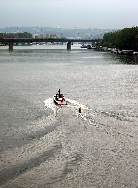 File:Ski nautique sur la Seine.JPG