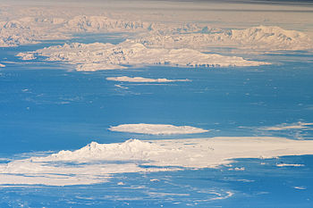 Foto: NASA Bilde tatt fra den internasjonale romstasjonen som viser Livingston Island og Deceptionøya i forgrunnen, Brabant Island og Anvers Island i Antarktiske Arkipel midt i bildet og Antarktishalvøya i bakgrunnen.