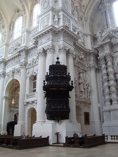 File:St. Michael (München), interior 07 pulpito.JPG