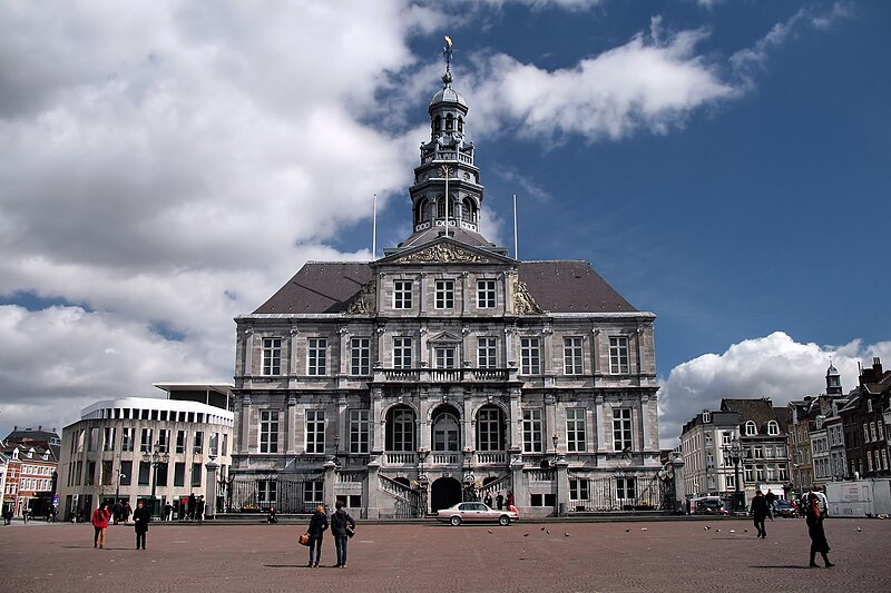 File:Stadhuis Maastricht - panoramio (1).jpg