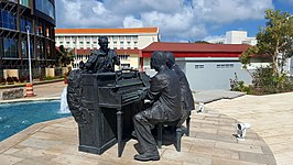 Standbeeld Plaza Padú van kunstenaar Ciro Abath in Oranjestad (van links naar rechts: Lio Booi, Padu Lampe en Rufo Wever)