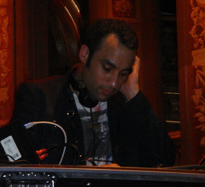 File:Stephen Simmonds DJing at Berns.jpg