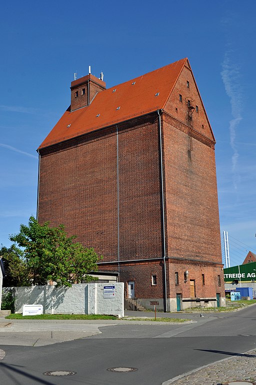 Stralsund, Am Langenkanal, Silo II (2013-07-08), by Klugschnacker in Wikipedia