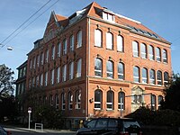 Otto Baum besuchte von 1907 bis 1914 die Österfeldschule, eine 1902 gegründete Volksschule in Stuttgart-Vaihingen.