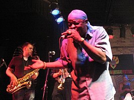 Sugar Minott tritt beim Winnipeg Ska and Reggae Festival 2008 mit JFK & The Conspirators auf