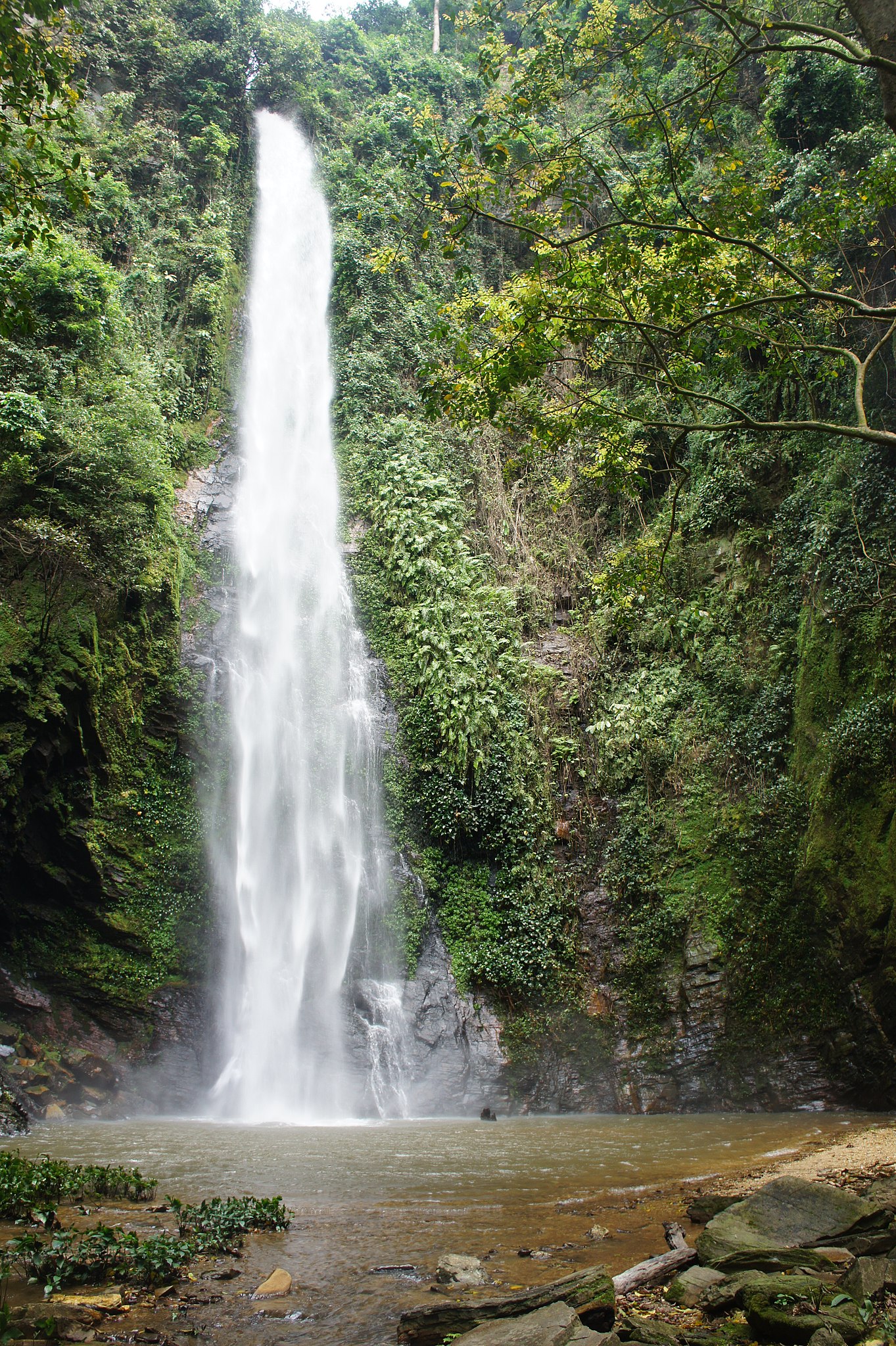 File:Mota Bandeira, waterfalls in Atsabe.jpg - Wikipedia