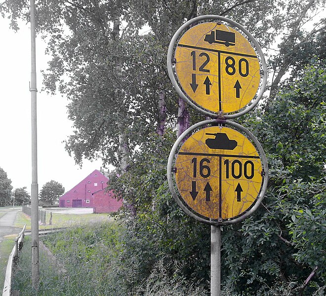 File:Tank weight limit in New-Dersum, Lower-Saxony.jpg