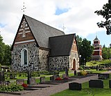 Kyrkan med klockstapel från sydväst