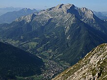 Vue en direction du sud depuis le mont Lachat du village de Thônes dominé par la Tournette avec entre les deux la montagne de Cotagne.