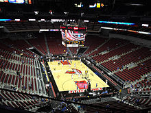Eine Basketballarena mit einem Louisville Cardinals-Logo auf dem Center Court