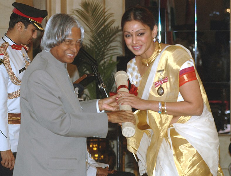 File:The President, Dr. A.P.J. Abdul Kalam presenting the Padma Shri Award – 2006 to Ms. Shobana Chandrakumar, a well-known Classical dancer, Choreographer teacher and actress, in New Delhi on March 20, 2006.jpg