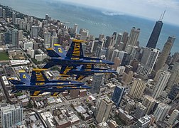 Des Blue Angels volant au-dessus de la ville de Chicago lors du meeting aérien du Chicago Air & Water Show.