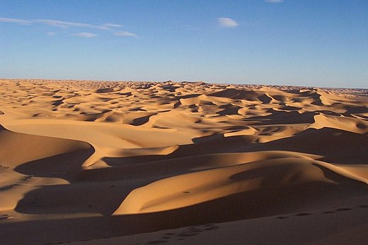 De Sahara in noordelijk Afrika is de grootste zandwoestijn op aarde