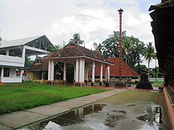 The entrance of the temple Thirumoozhikulam12.jpg