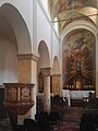 Interiér baziliky – kazatelna, oltář